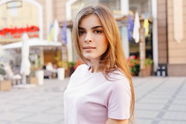 Şık giysiler giyen Bayan