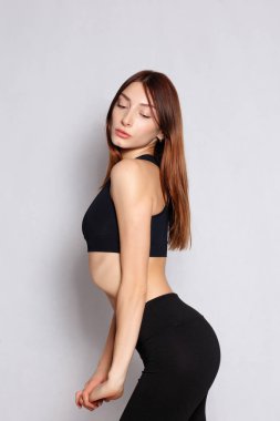 Poz ve gülümseyen oldukça uygun kız ya da fitness eğitmeni