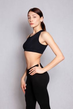 Poz ve gülümseyen oldukça uygun kız ya da fitness eğitmeni