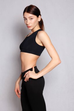 Poz ve gülümseyen oldukça uygun kız ya da fitness eğitmeni