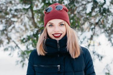 Bulutlu bir parkta kış kadın