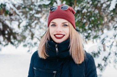 Bulutlu bir parkta kış kadın