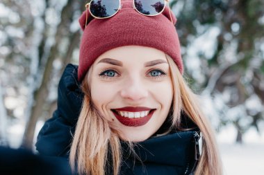 Güzel esmer kız bir selfie yapıyor