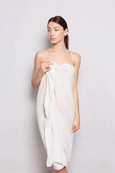 美丽的女人，穿着白色浴袍后温泉 — 图库照片