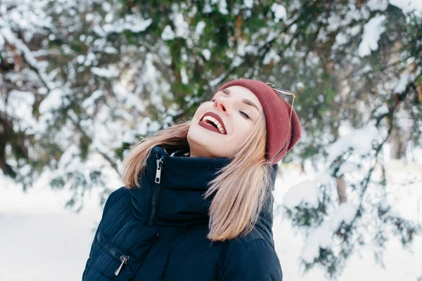 Donna invernale che soffia neve in un parco — Foto Stock