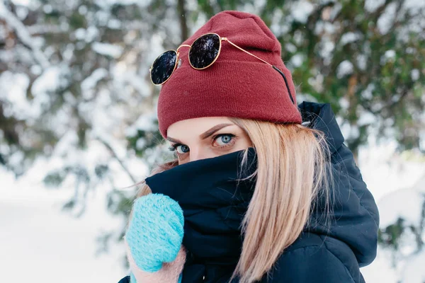 Zimní žena navátý sníh v parku — Stock fotografie