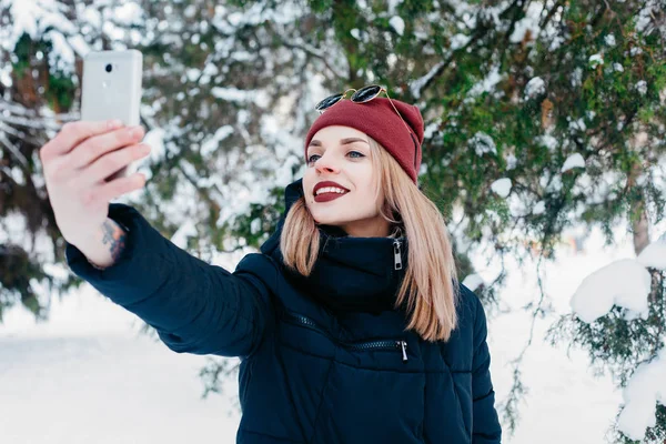 Selfie をやってかなりブルネットの少女 — ストック写真