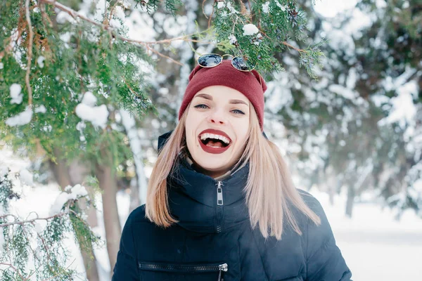 Donna invernale che soffia neve in un parco — Foto Stock