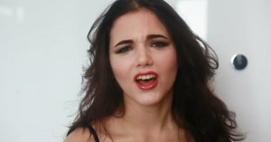 duygular, sağlık, insanlar ve güzellik kavramı-çığlık ve umutsuz closeup ağlıyor genç kadın. deli bir kadın portresi