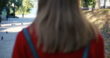 insanlar, duygu ve yüz ifadesi kavramı - yüz mutlu gülümseyen genç kadın açık havada. çekici turist kız eski şehir etrafında yürür. Güzel renkli evlerin dar sokaklar. serin hava.