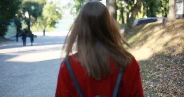 insanlar, duygu ve yüz ifadesi kavramı - yüz mutlu gülümseyen genç kadın açık havada. çekici turist kız eski şehir etrafında yürür. Güzel renkli evlerin dar sokaklar. serin hava.