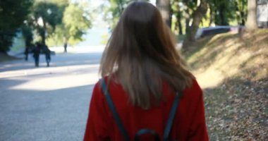 insanlar, duygu ve yüz ifadesi kavramı - yüz mutlu gülümseyen genç kadın açık havada. çekici turist kız eski şehir etrafında yürür. Güzel renkli evlerin dar sokaklar. serin hava.