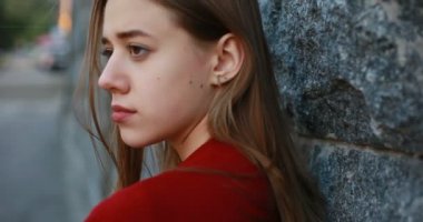 insanlar, duygu ve yüz ifadesi kavramı - yüz mutlu gülümseyen genç kadın açık havada. çekici turist kız eski şehir etrafında yürür. Güzel renkli evlerin dar sokaklar. serin hava.