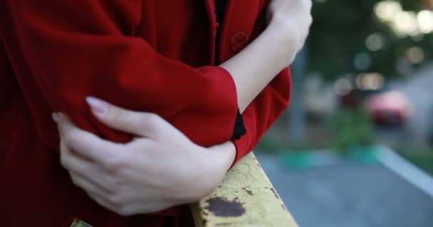 concept de personnes, d'émotion et d'expression faciale - visage heureux sourire jeune femme à l'extérieur. jolie fille touristique se promène autour de la vieille ville. Rues étroites avec de belles maisons colorées. temps frais .