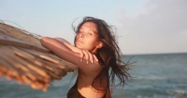 Tatil, resort, turizm kavramı - denize, genç kız, kadın vücut içine deniz, gün batımı, mutlu tatiller, manzarası sıcak ülkelerde görünümünü yaz, genel görünümü okyanusta yüzüyor güzel seksi kız