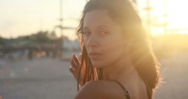 Tatil, resort, turizm kavramı - denize, genç kız, kadın vücut içine deniz, gün batımı, mutlu tatiller, manzarası sıcak ülkelerde görünümünü yaz, genel görünümü okyanusta yüzüyor güzel seksi kız