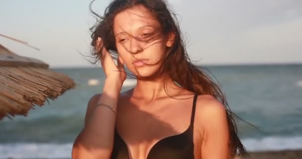 Urlaub Resort Tourismuskonzept Sexy Mädchen Ins Meer Schöner Körper Eines — Stockvideo