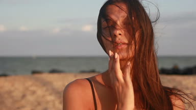 Tatil, resort, turizm kavramı - denize, genç kız, kadın vücut içine deniz, gün batımı, mutlu tatiller, manzarası sıcak ülkelerde görünümünü yaz, genel görünümü okyanusta yüzüyor güzel seksi kız