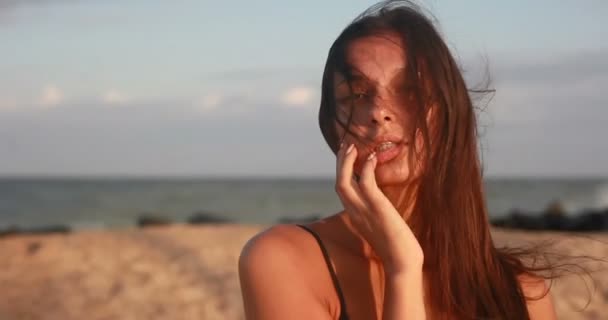 Vakantie Resort Toerisme Concept Sexy Meisje Zee Mooie Lichaam Van — Stockvideo