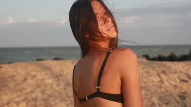 Tatil, resort, turizm kavramı - denize, genç kız, kadın vücut içine deniz, gün batımı, mutlu tatiller, manzarası sıcak ülkelerde görünümünü yaz, genel görünümü okyanusta yüzüyor güzel seksi kız