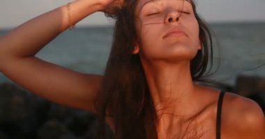 Tatil, resort, turizm kavramı - denize, genç kız, kadın vücut içine deniz, gün batımı, mutlu tatiller, manzarası sıcak ülkelerde görünümünü yaz, genel görünümü okyanusta yüzüyor güzel seksi kız