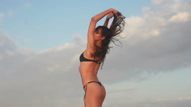 Tatil, resort, turizm kavramı - denize, genç kız, kadın vücut içine deniz, gün batımı, mutlu tatiller, manzarası sıcak ülkelerde görünümünü yaz, genel görünümü okyanusta yüzüyor güzel seksi kız