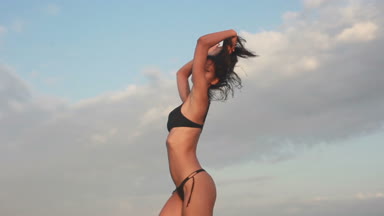 Tatil, resort, turizm kavramı - denize, genç kız, kadın vücut içine deniz, gün batımı, mutlu tatiller, manzarası sıcak ülkelerde görünümünü yaz, genel görünümü okyanusta yüzüyor güzel seksi kız