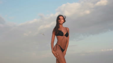 Tatil, resort, turizm kavramı - denize, genç kız, kadın vücut içine deniz, gün batımı, mutlu tatiller, manzarası sıcak ülkelerde görünümünü yaz, genel görünümü okyanusta yüzüyor güzel seksi kız