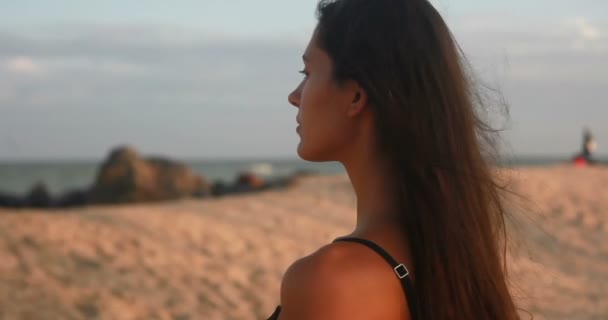 リゾート 観光コンセプト セクシーな女の子 女性の体は 夕焼け 幸せな休日に暖かい国でのスカイラインの眺めの夏 一般的なビューで海に泳ぐ美しい海に — ストック動画