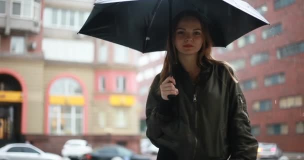 Сезон Погода Люди Молодая Брюнетка Стоит Пупсом Руке Улице Дождливый — стоковое видео
