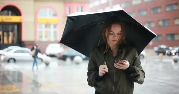 Sezon Hava Durumu Insanlar Kavramı Genç Esmer Kadın Şemsiye Onstreet — Stok video