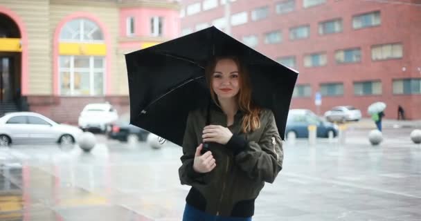 Jahreszeit Wetter Und Menschen Konzept Junge Brünette Frau Steht Regentagen — Stockvideo