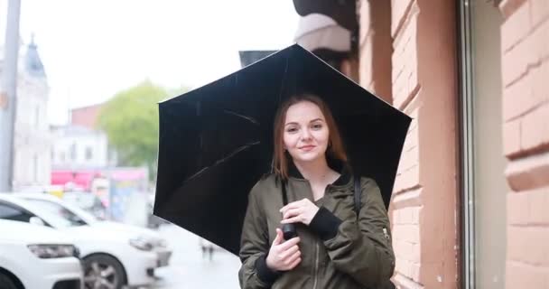 Koncepcja Sezonu Pogody Ludzie Młoda Brunetka Kobieta Stoi Parasolem Ręku — Wideo stockowe