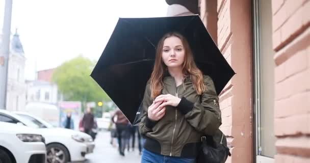 Saison Météo Concept Personnes Jeune Femme Brune Tient Avec Parapluie — Video