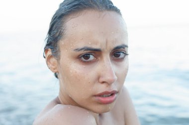Güzel, çekici bir kadın siyah bikini.