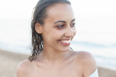 Güzel, çekici bir kadın siyah bikini.