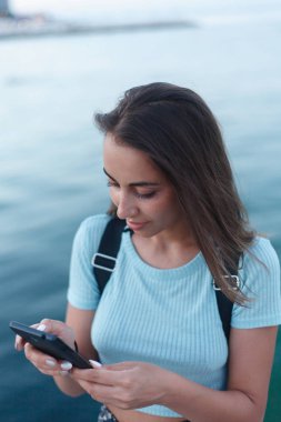 bireysellik: denizde güzel bir genç kadın portresi