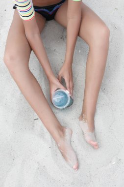 Beach partide eğleniyor soğuk içki içecek içme Beach kadın.