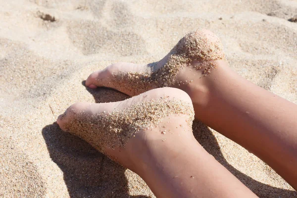 在沙滩上的女人腿。美丽性感女孩与苗条适合身体 — 图库照片
