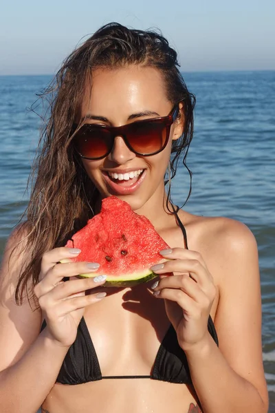 Férias de verão - menina comendo melancia fresca na praia de areia — Fotografia de Stock