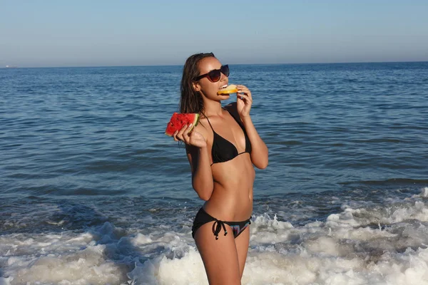 여름 휴가-모래 해변에 신선한 수 박 먹는 어린 소녀 — 스톡 사진
