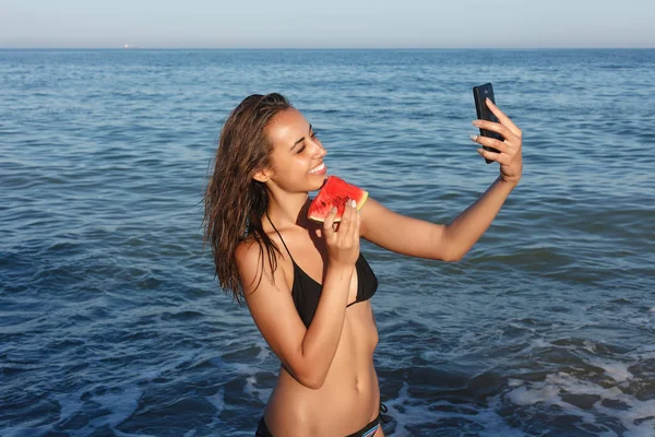 여름 휴가-모래 해변에 신선한 수 박 먹는 어린 소녀 — 스톡 사진