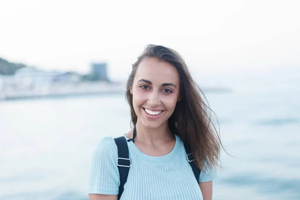 Individuality: portrait of a beautiful young woman at the sea — Stock Photo, Image