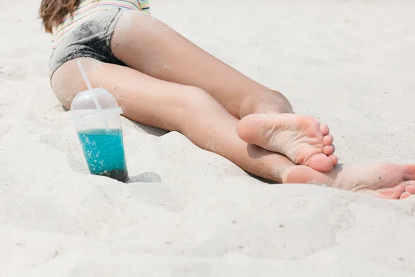 Пляжная женщина, пьющая холодный напиток, развлекаясь на пляжной вечеринке . — стоковое фото