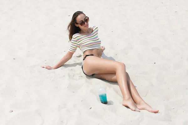 Mulher de praia bebendo bebida gelada se divertindo na festa da praia . — Fotografia de Stock