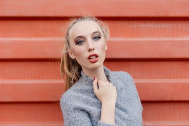 Yukarı doğru studio, işaret ve kameraya bakarak modeli