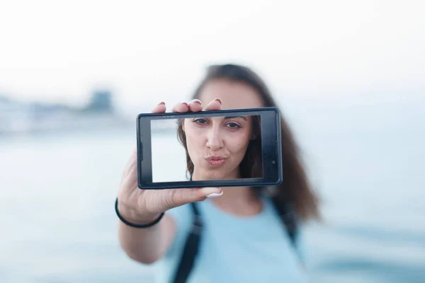 魅力的な 10 代少女が立っている肖像画 — ストック写真