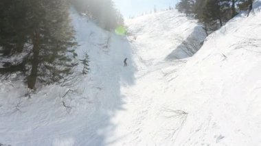 Portre yakın çekim yakışıklı adam kayak merkezinin dışında genç snowboardcu neşeli bir gülüş mavi gözler kask aktivite yaşam tarzı erkek dağları kayak yapan insanlar