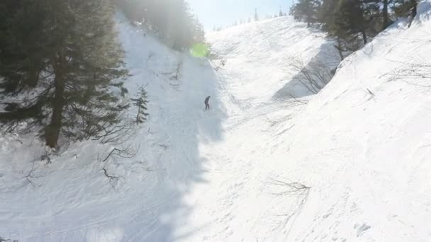 Portret Zbliżenie Cool Przystojny Mężczyzna Młody Snowboardzista Poza Ośrodkiem Narciarskim — Wideo stockowe