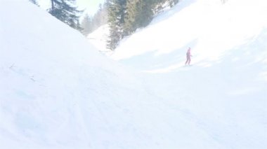 Portre yakın çekim yakışıklı adam kayak merkezinin dışında genç snowboardcu neşeli bir gülüş mavi gözler kask aktivite yaşam tarzı erkek dağları kayak yapan insanlar